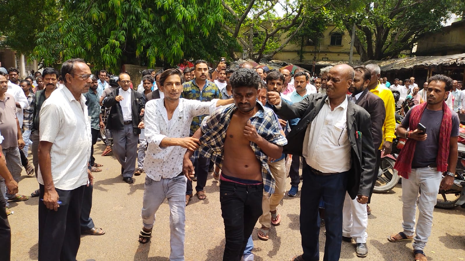 दुमका:कोर्ट परिसर में बाइक चोरी करते पकड़ाया चोर, अधिवक्ताओं ने जमकर की पिटाई,फिर  किया पुलिस के हवाले 