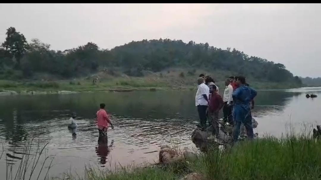 Saraikela Breaking: कांदरबेड़ा नदी में डूबे 11वीं के 4 छात्र, एक की मौत, एक की तलाश जारी, दो सुरक्षित निकले बाहर