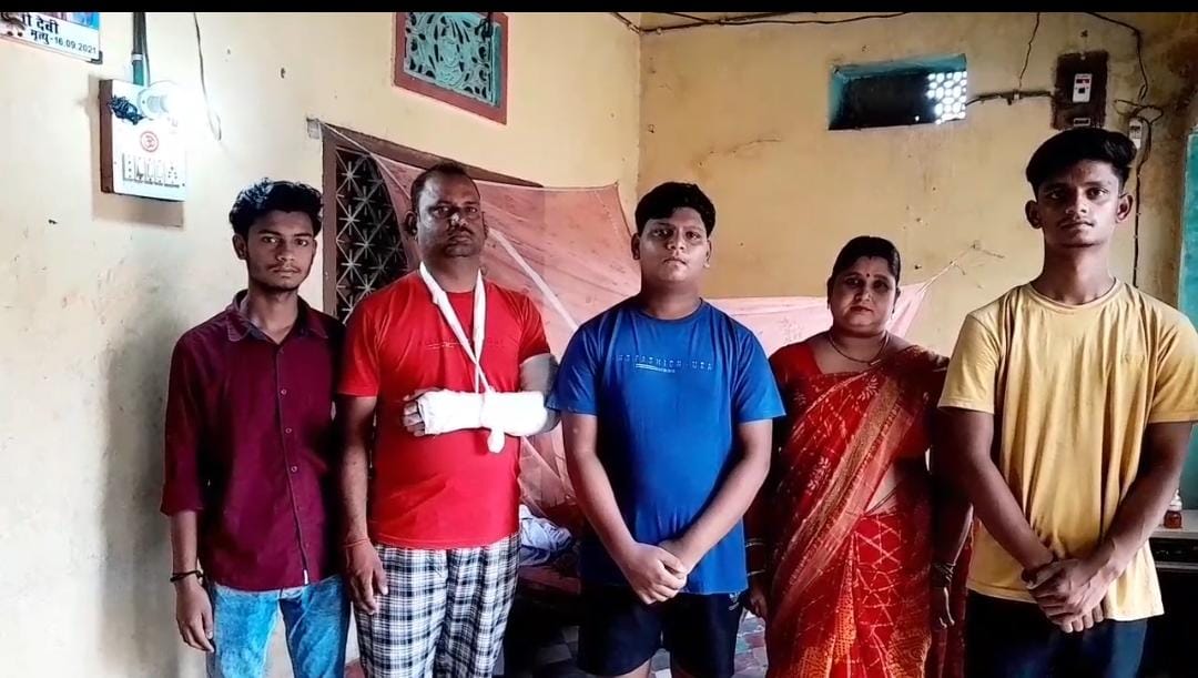 बगहा पुलिस की लापरवाही आई सामने, आरोपी के बजाय पड़ोसी के घर पहुंची पुलिस, दरवाजा तोड़ जमकर किया मारपीट