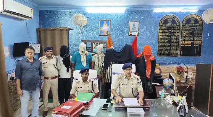  बक्सर में सात लाख की शराब के साथ दो पुलिसकर्मी और चार तस्कर गिरफ्तार, उत्तर प्रदेश से लायी जा रही थी शराब  
