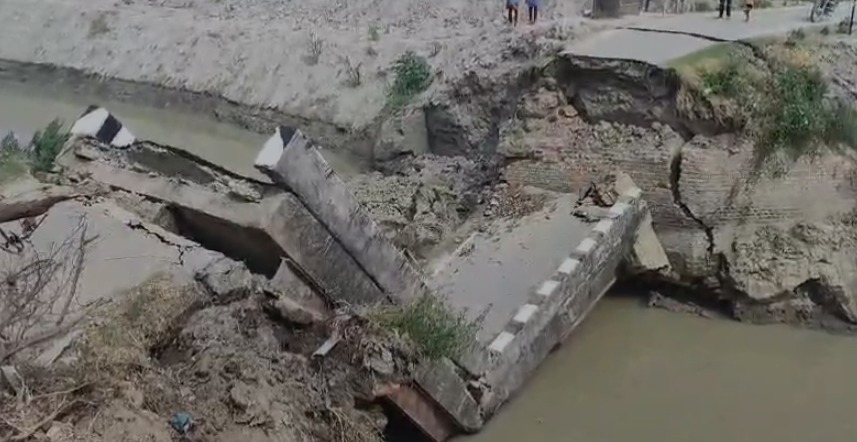 Siwan Bridge Collapsed: सिवान में गंडक नदी पर बना ब्रिज टूटा, देखते ही देखते हो गया धराशायी
