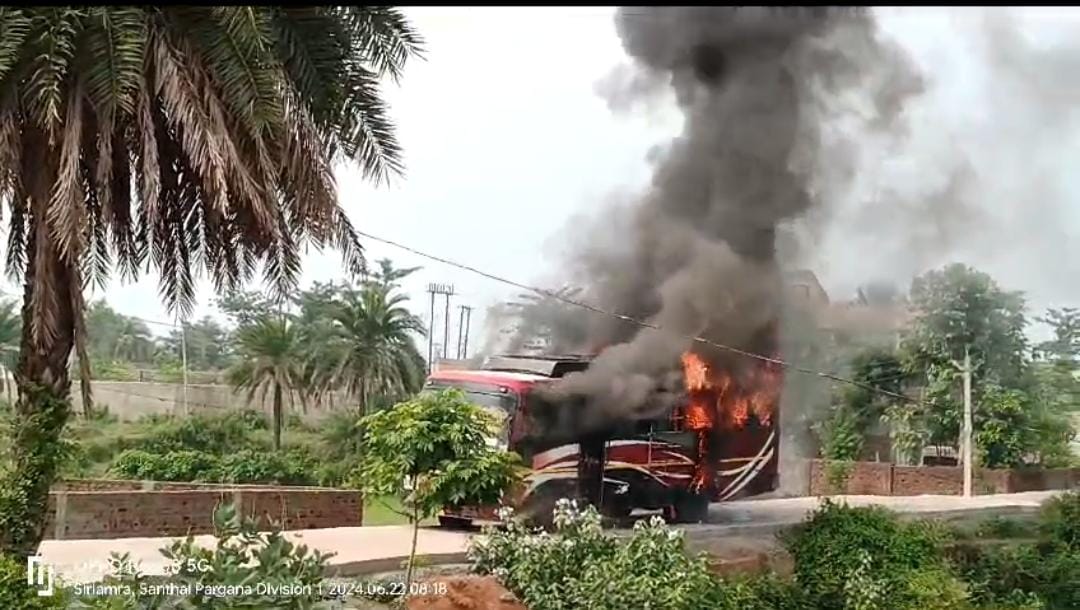 दुमका में टला बड़ा हादसा! हाई टेंशन तार की चपेट में आने से बस जलकर राख, बिजली विभाग पर लगाया लापरवाही का आरोप