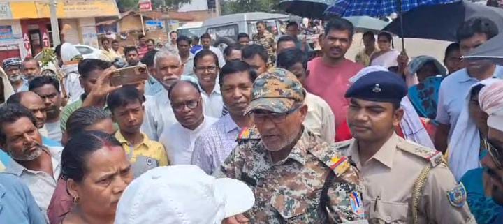 गुमला में बस ड्राइवर ने फादर के साथ की मारपीट, तो आक्रोशित लोगों ने चैनपुर मुख्य मार्ग को घंटों किया जाम