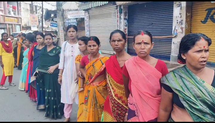 देवघर में स्वयं सहायता समूह की महिलाओं ने नगर निगम के सहयोग से छेड़ा नशा के खिलाफ अभियान, मानव श्रृंखला बनाकर किया जागरूक