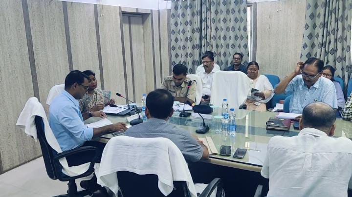 देवघर:राष्ट्रीय अनुसूचित जाति आयोग की सदस्य आशा लकड़ा ने की समीक्षा बैठक, अधिकारियों से कही ये बातें