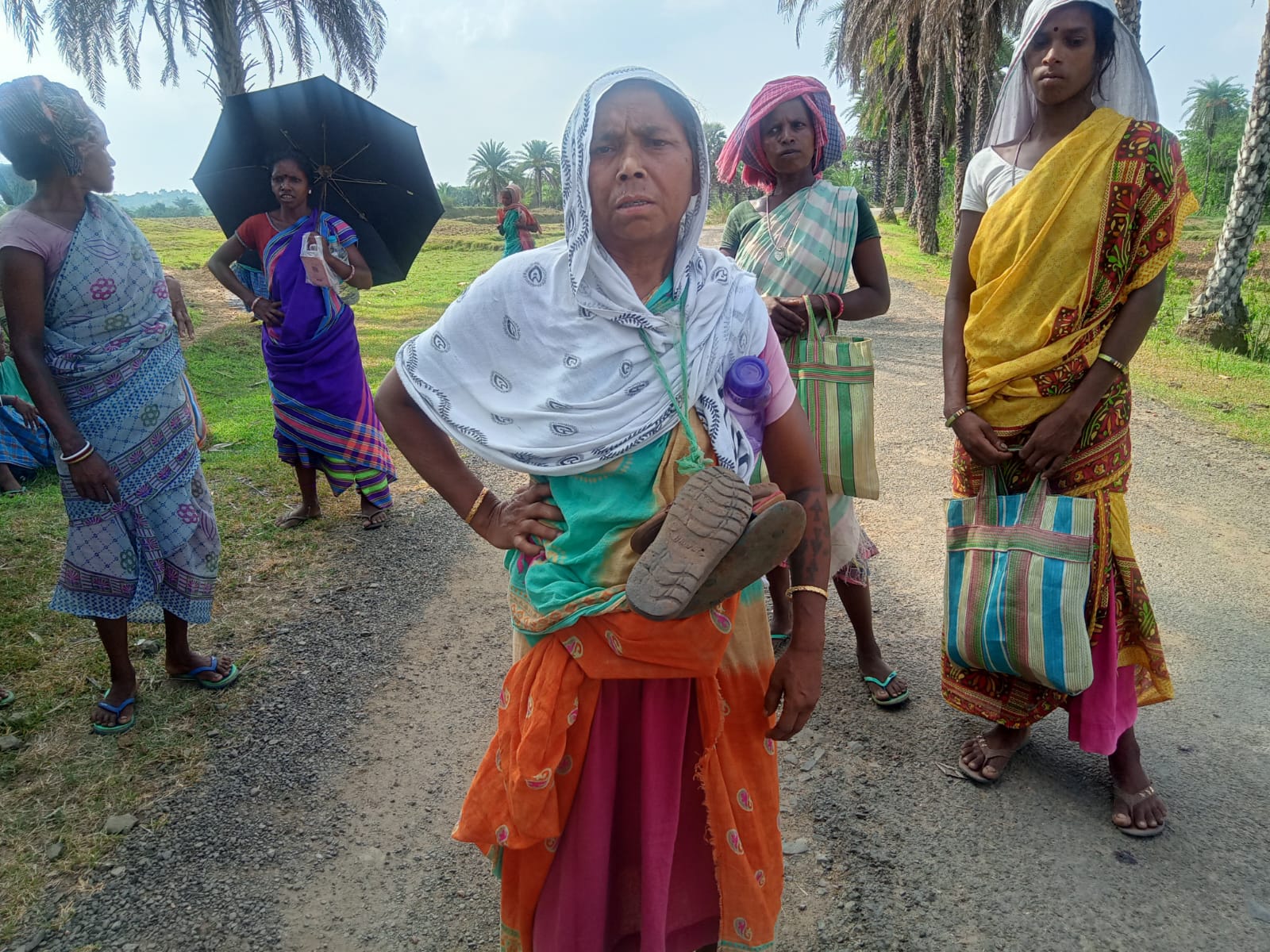 दुमका में महिला डीलर को किसने  पहनाया चप्पल , गोपीकांदर का ये मामला जान हर कोई हैरान  