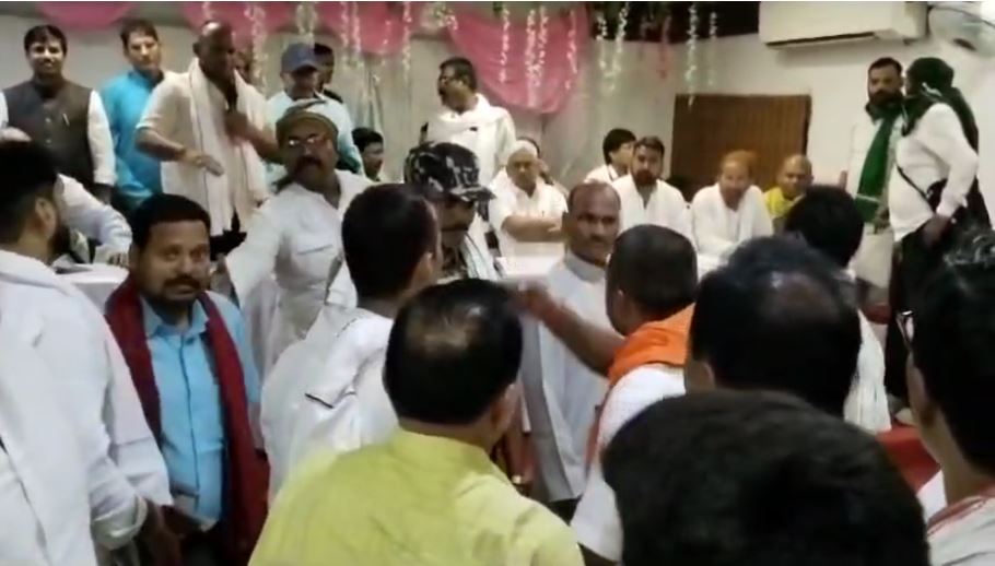 लालू जी की पार्टी में सिर -फुटौवल, समीक्षा बैठक में ही भिड़ गए नेता,कैसे विधानसभा में होगा बेड़ा पार
