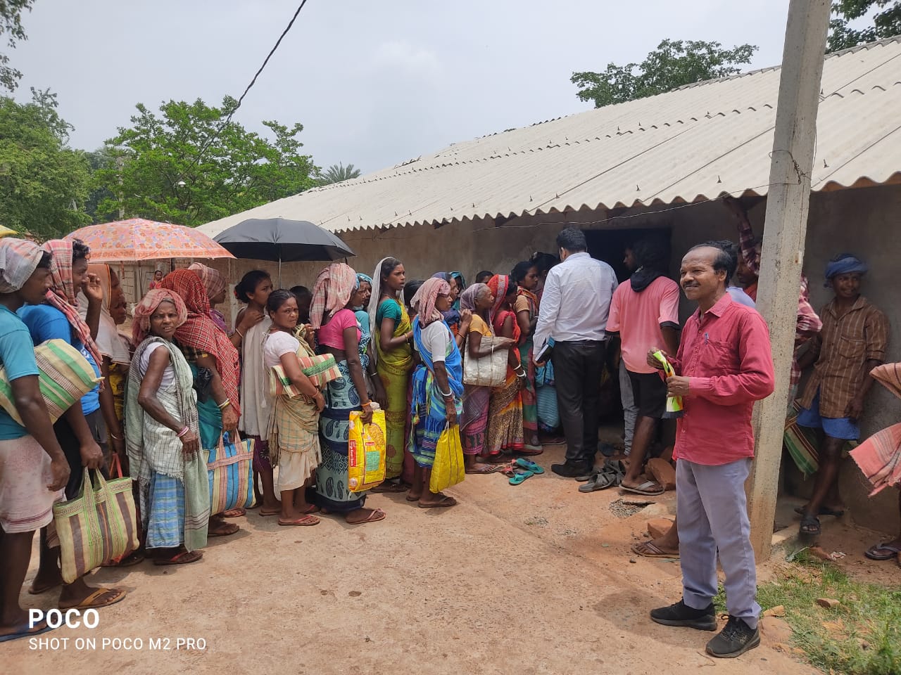 दुमका: डीलर को चप्पल की माला पहनाकर घुमाने के बाद लाभुकों के बीच शुरू हुआ राशन का वितरण
