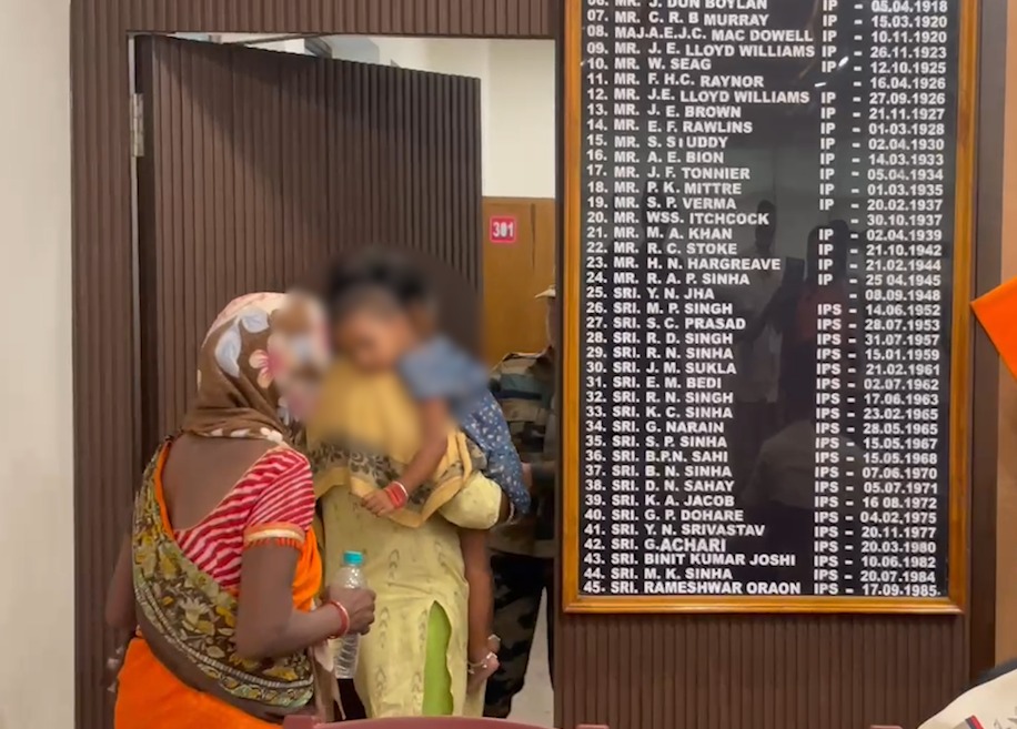 मां- बाप और दादी ने की गलती,जेल पहुंच गई दो साल की मासूम,देखिए वीडियो