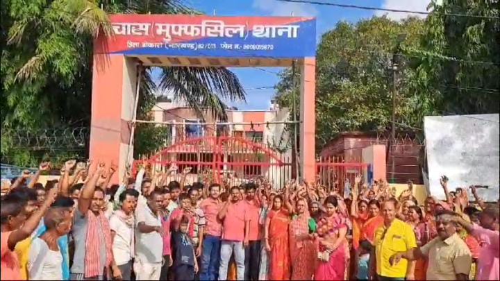 बोकारो: पत्थरबाजी में शामिल आरोपियों की गिरफ्तारी के विरोध में ग्रामीणों ने किया थाना का घेराव, पढ़ें पूरा मामला 