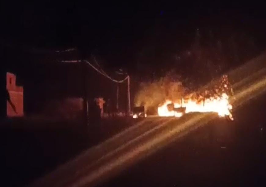 हैदरनगर में माओवादियों ने दर्ज की धमक, तीन वाहन को किया आग के हवाले