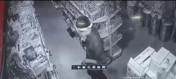 लौहनगरी में बढ़ा चोरों का आतंक! दुकान का छत तोड़कर की चोरी, वारदात सीसीटीवी में कैद  