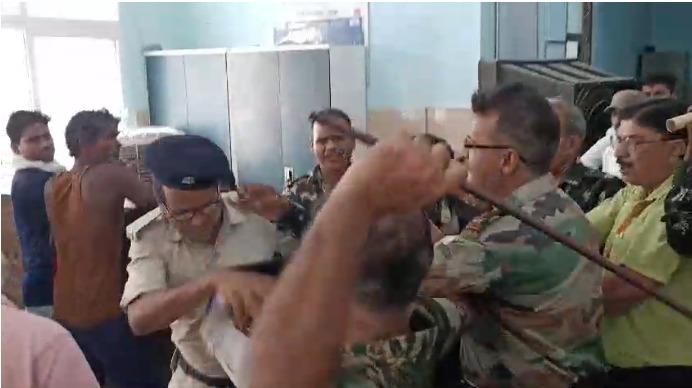 पुलिस जवान पर  फूटा गार्ड का गुस्सा  !  देखते ही देखते थप्पड़ों और  डंडो की कर दी बौछार, वीडियो देख आप भी हो जाएंगे हैरान