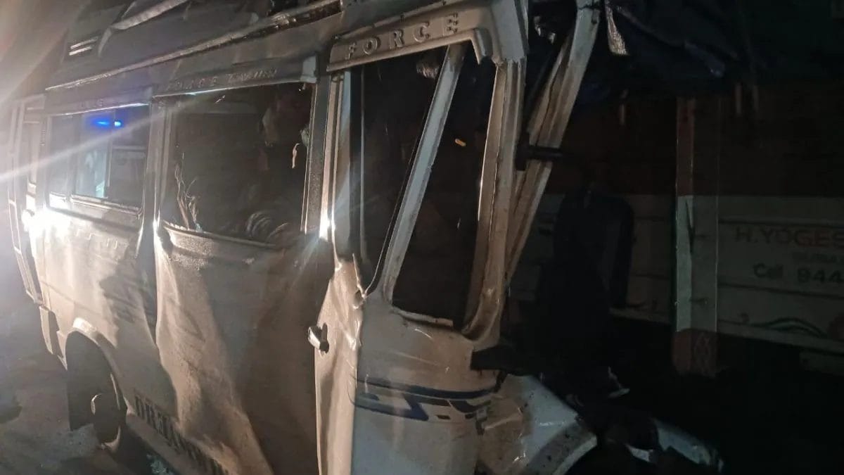 कर्नाटक में बड़ा सड़क हादसा, 13 तीर्थ यात्रियों की मौत, कई घायल, जानिए पूरा मामला