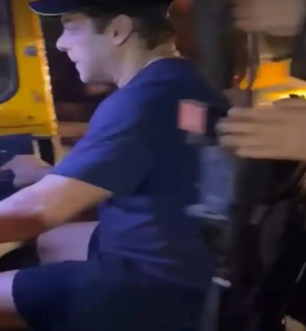 मुंबई की गलियों में सलमान खान ने दौड़ाया ऑटो रिक्शा, वीडियो वायरल  