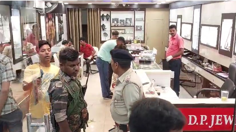 रांची में अपराधियों का तांडव, दिन दहाड़े जेवर दुकान में एक करोड़ 40 लाख की लूट,दुकानदार को मारी गोली,देखिए लूट का लाइव वीडियो