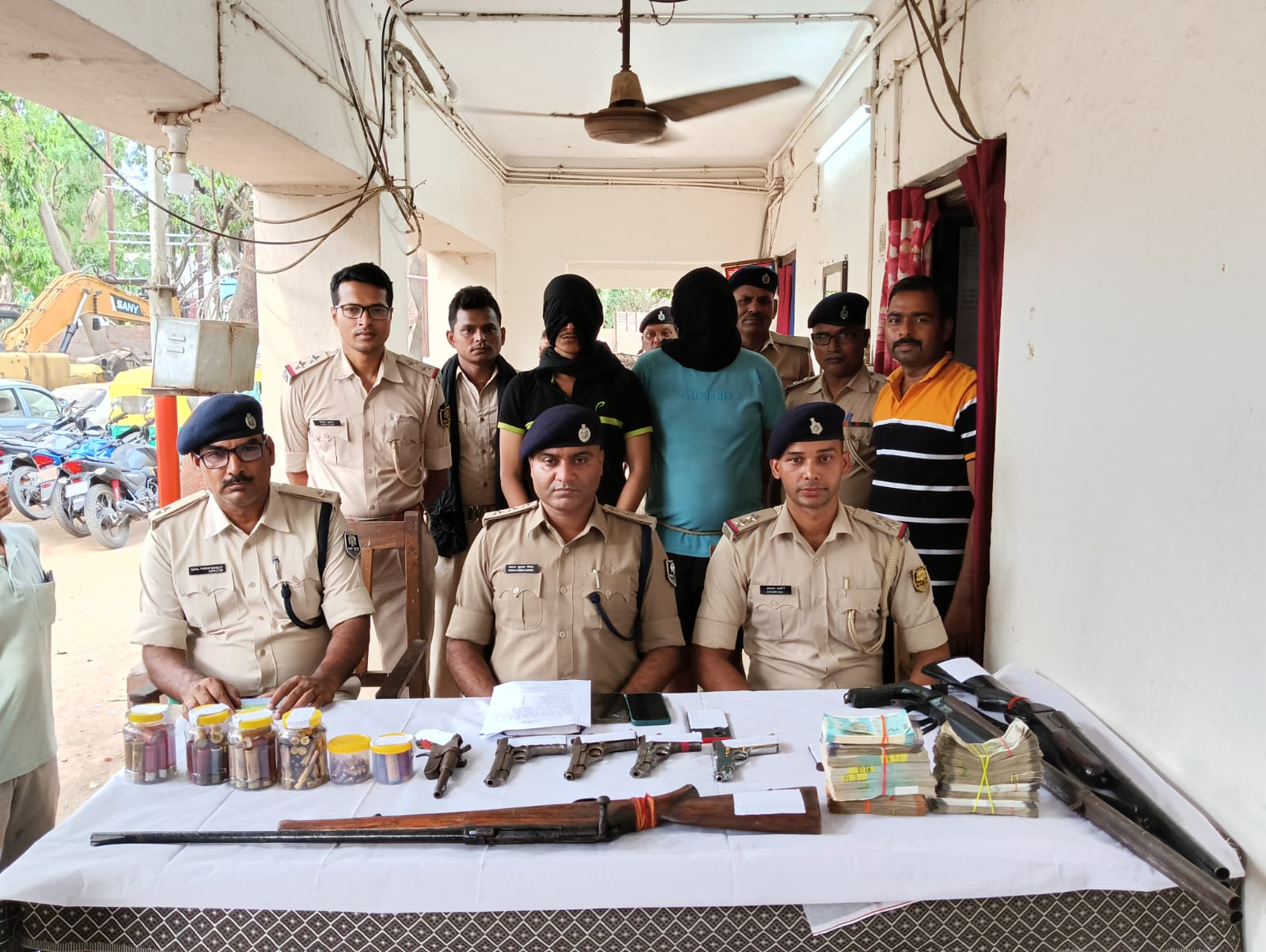 मनेर में हथियारों का जखीरा बरामद, 8 हथियार,35 कारतूस समेत 5, लाख 25 हजार के साथ दो गिरफ्तार