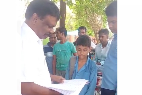 पटना: जब बीच सड़क बच्चों की कॉपी चेक करने लगे शिक्षा विभाग के एसीएस एस.सिद्धार्थ, लोगों की लग गई भीड़