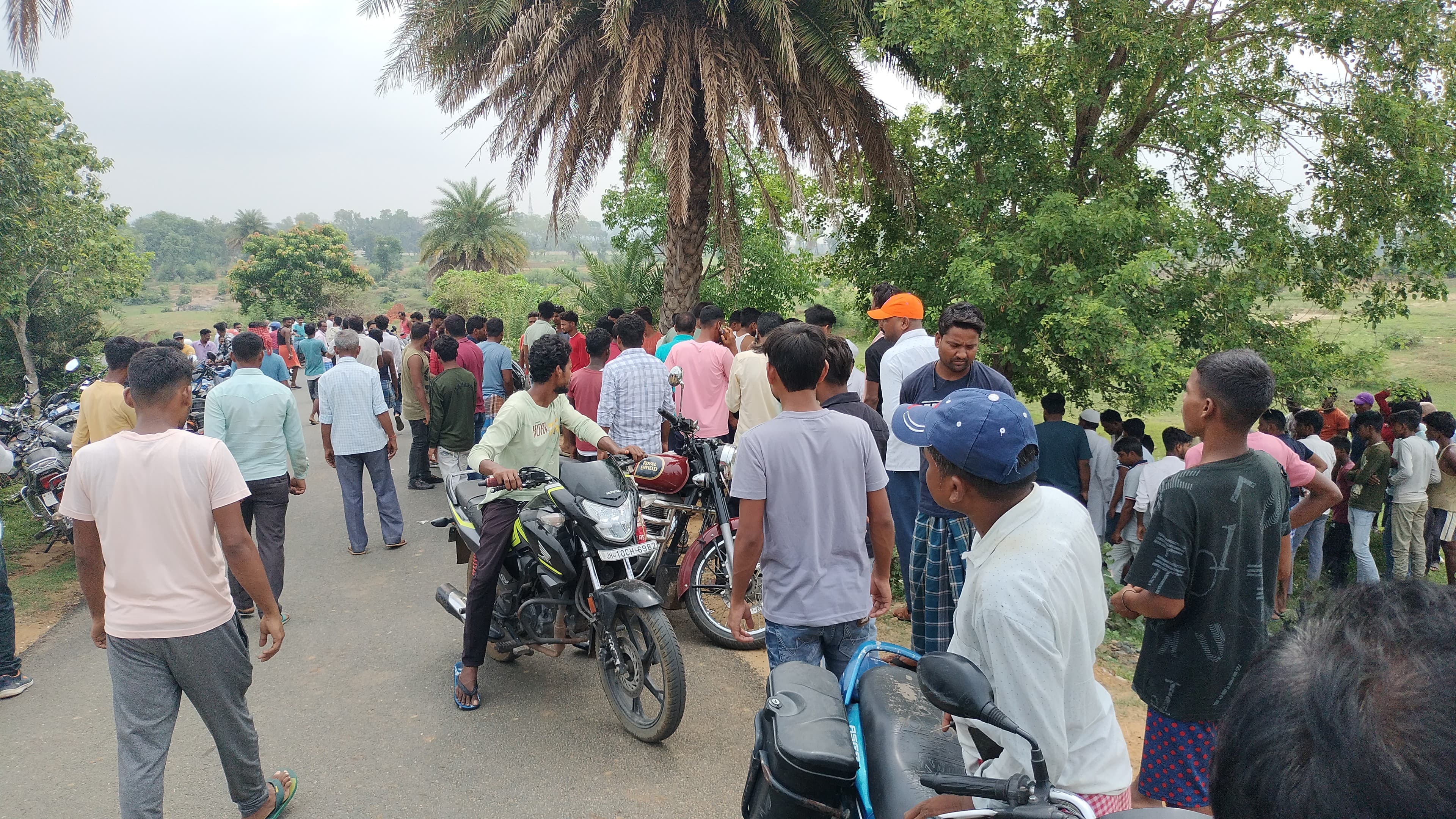 Breaking: धनबाद की टुंडी में पेड़ से टकराई बाइक, तीन की घटनास्थल पर ही मौत