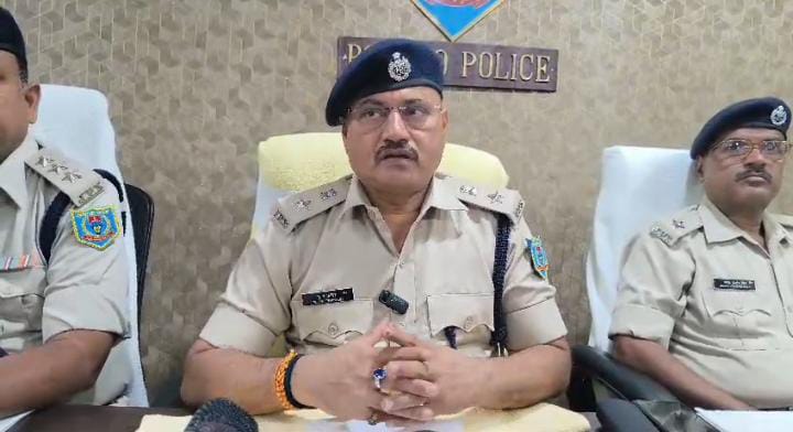 बोकारो पुलिस ने तीन दिनों के भीतर किया डकैती कांड का खुलासा, मामले में सामान के साथ दो गिरफ्तार