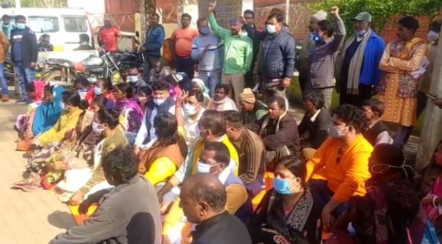 दुमका में पूर्व मंत्री लुईस मरांडी बैठीं धरने पर, यह है मामला