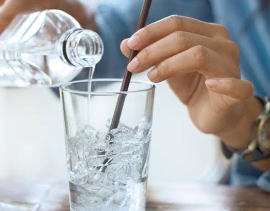 गर्म और ठंडा पानी को मिलाकर पीना स्वास्थ्य के लिए है  खतरनाक! हो सकते हैं  बड़े नुकसान, आज ही छोड़े आदत