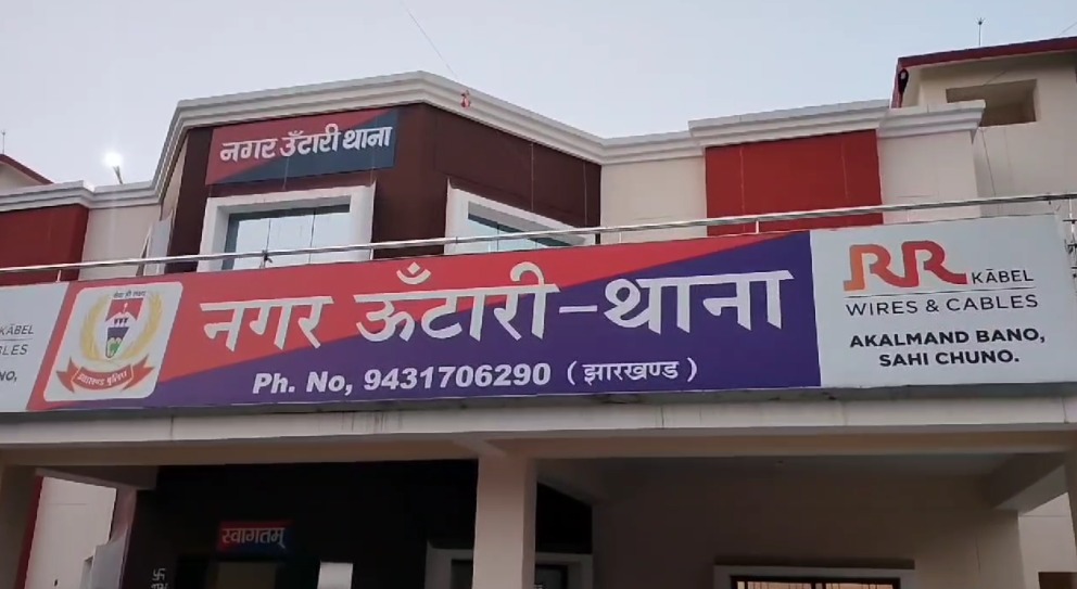 प्रेमिका से मिलना पड़ा भारी, ग्रामीणों ने पकड़कर पीटा, सोशल मीडिया पर वीडियो हो रहा वायरल