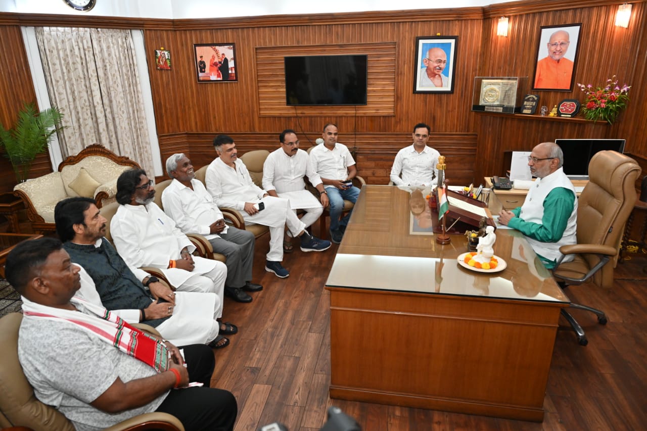 BREAKING : हेमंत सोरेन ने राजभवन में दावा किया पेश, अब शुक्रवार को 13 वें मुख्यमंत्री के रूप में लेंगे शपथ