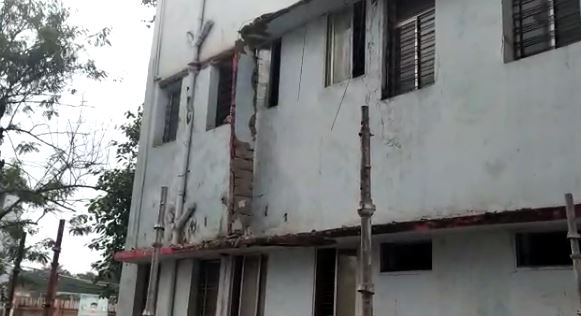 एमजीएम के ए block का छज्जा गिरा, बाल बाल बचे लोग, बाईक और स्कूटी क्षतिग्रस्त