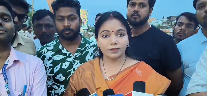 Bihar News:जब पहली बारिश में नाले में तब्दील हुई सड़क, तो सड़क पर उतरी विधायक, ईओ और एनएचएआई को लगाई फटकार