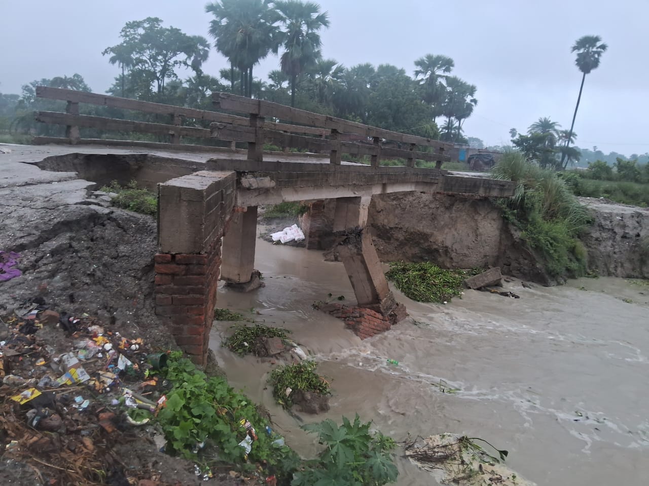 Bihar News:बारिश की पहली बौछार में फूल की तरह बिखर रहे बिहार के पुल! दो दिनों के अंदर सारण में टूटा तीसरा पुल,उठ रहे कई सवाल