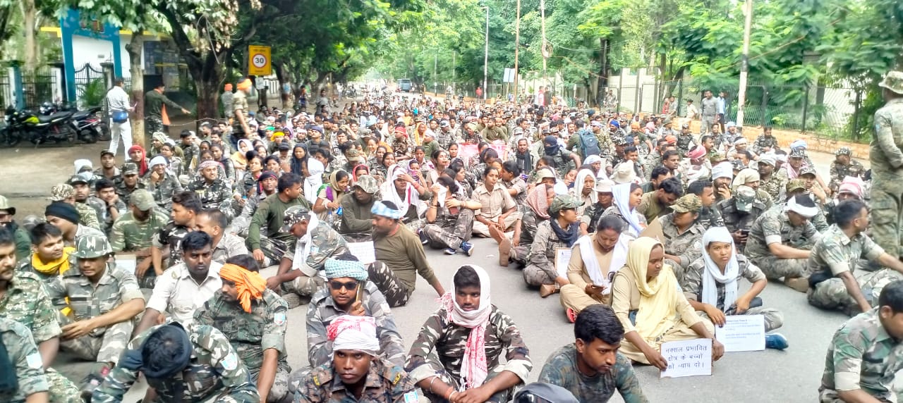 नक्सलवाद को खत्म करने के लिए की गई थी बहाली, अब खुद के लिए लड़ रहे सहायक पुलिसकर्मी