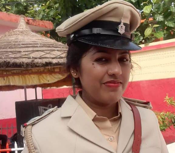 गोपालगंज में 8 घंटे तक सीमेंट के बोरियो के बीच दबीं महिला दारोगा और ड्राइवर, जब लोगों ने हटाया बोरा, तो उड़े होश