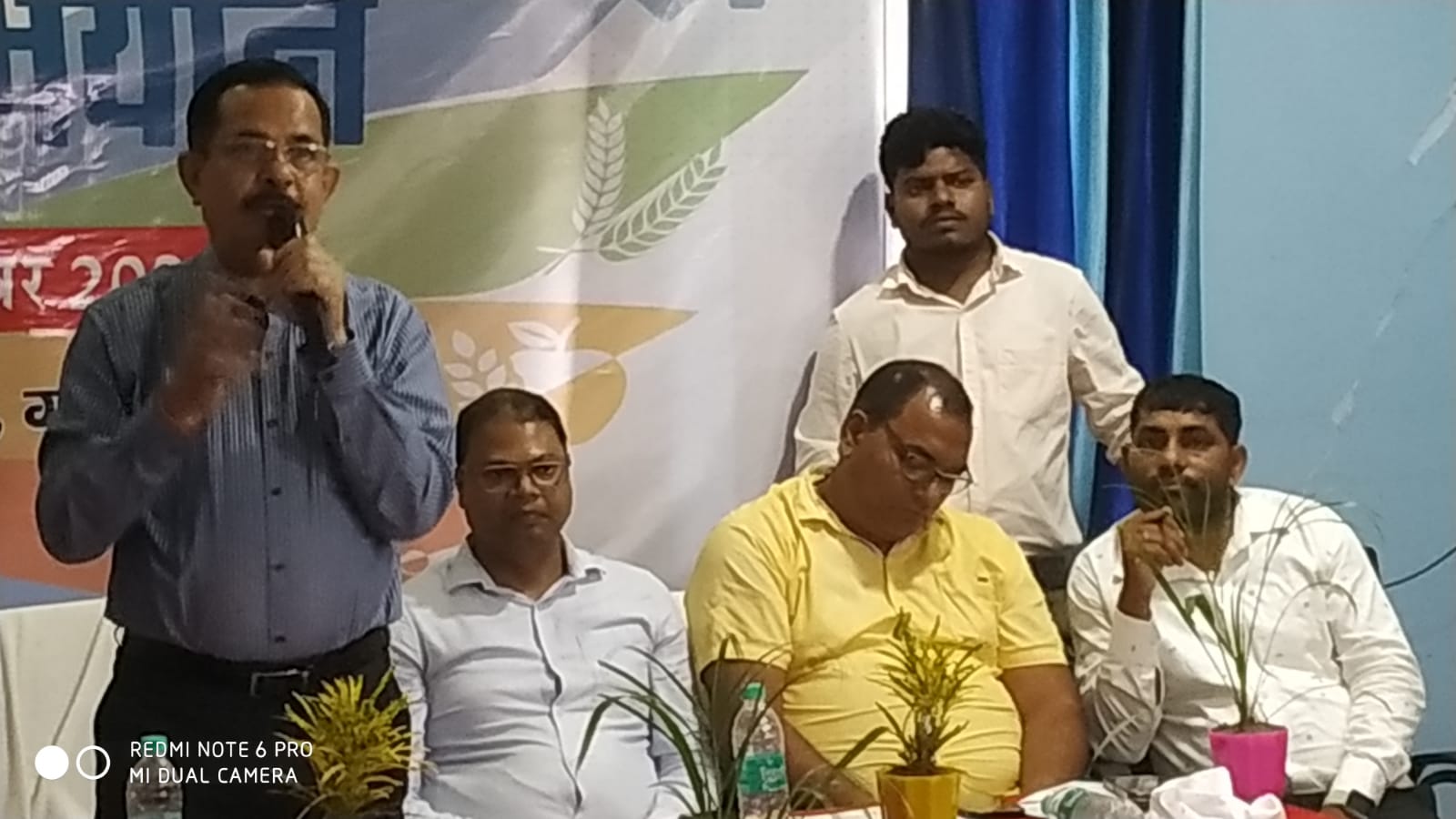 बोकारो: जब डीडीसी के कार्यक्रम में सोते नजर आए गोमिया के अंचल अधिकारी,जानिए फिर क्या हुआ 