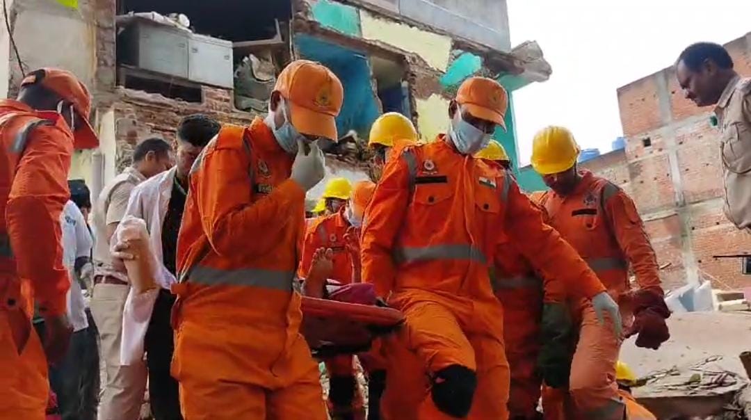 Big Breaking:  बाबानगरी में बड़ा हादसा, तीन मंजिला मकान का बड़ा हिस्सा भरभरा कर गिरा,कइयों के दबे होने की आशंका