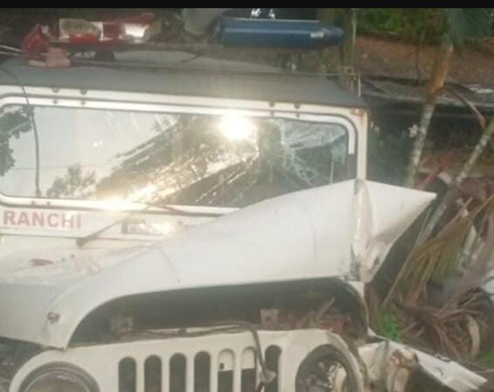 BIG BREAKING : बरियातू में अनियंत्रित होकर दीवार से टकराई पुलिस की जीप, ड्राइवर समेत तीन पुलिसकर्मी घायल