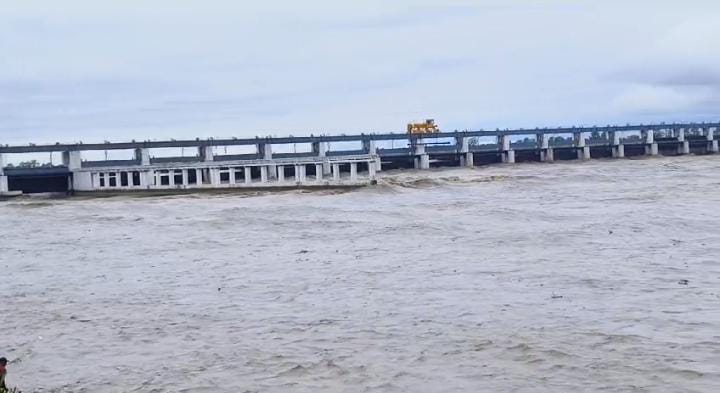 Bihar News :लगातार हो रही बारिश से उफान पर गंडक नदी, छोड़ा गया 2 लाख 97 हजार क्यूसेक पानी, प्रशासन अलर्ट