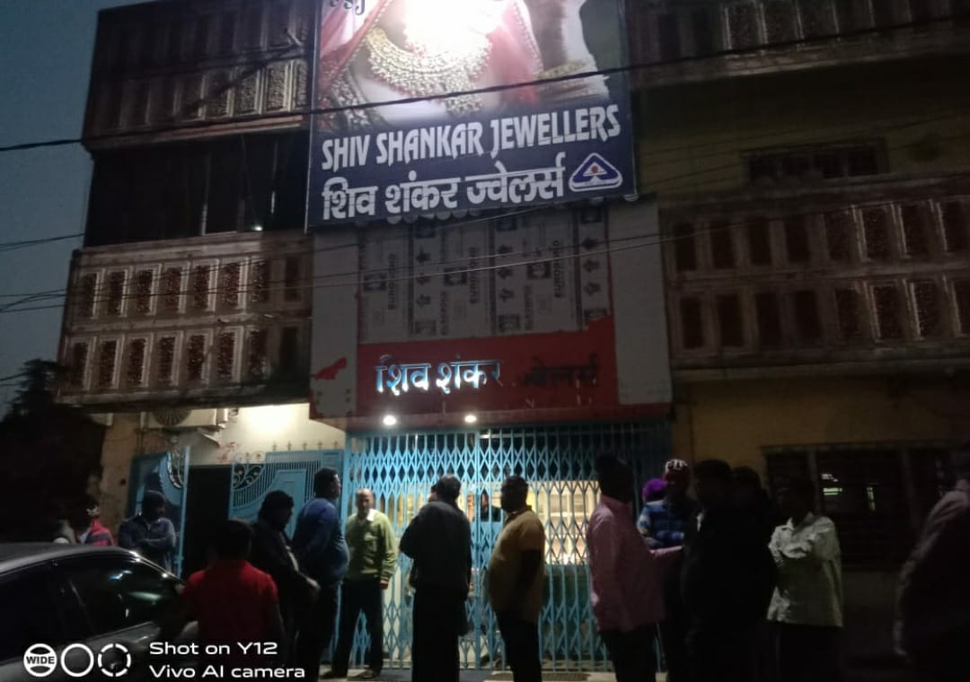 गोविंदपुर में सोना चांदी की दुकान में लूट, दुकान मालिक के साथ मारपीट