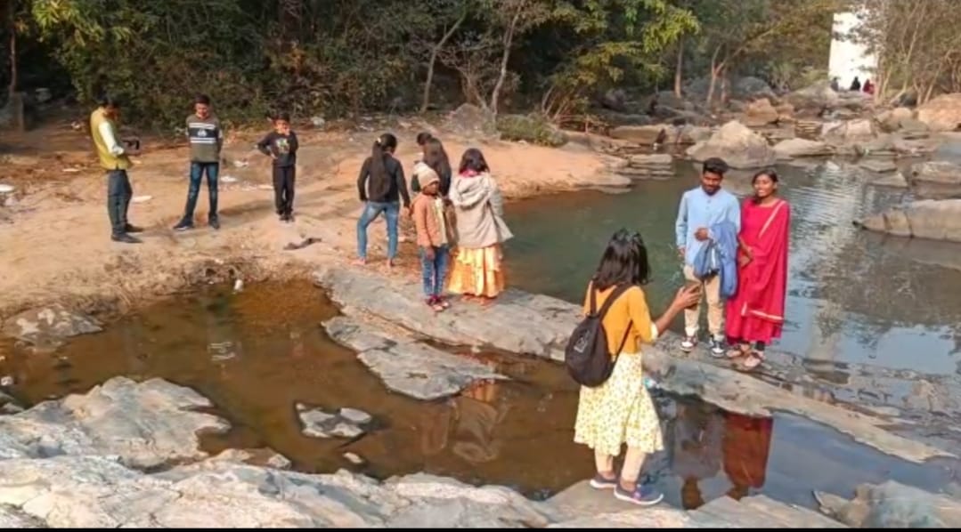 पर्यटन स्थलों पर उमड़ रही सैलानियों की भीड़, सुरक्षा व्यवस्था का पुख्ता इंतजाम