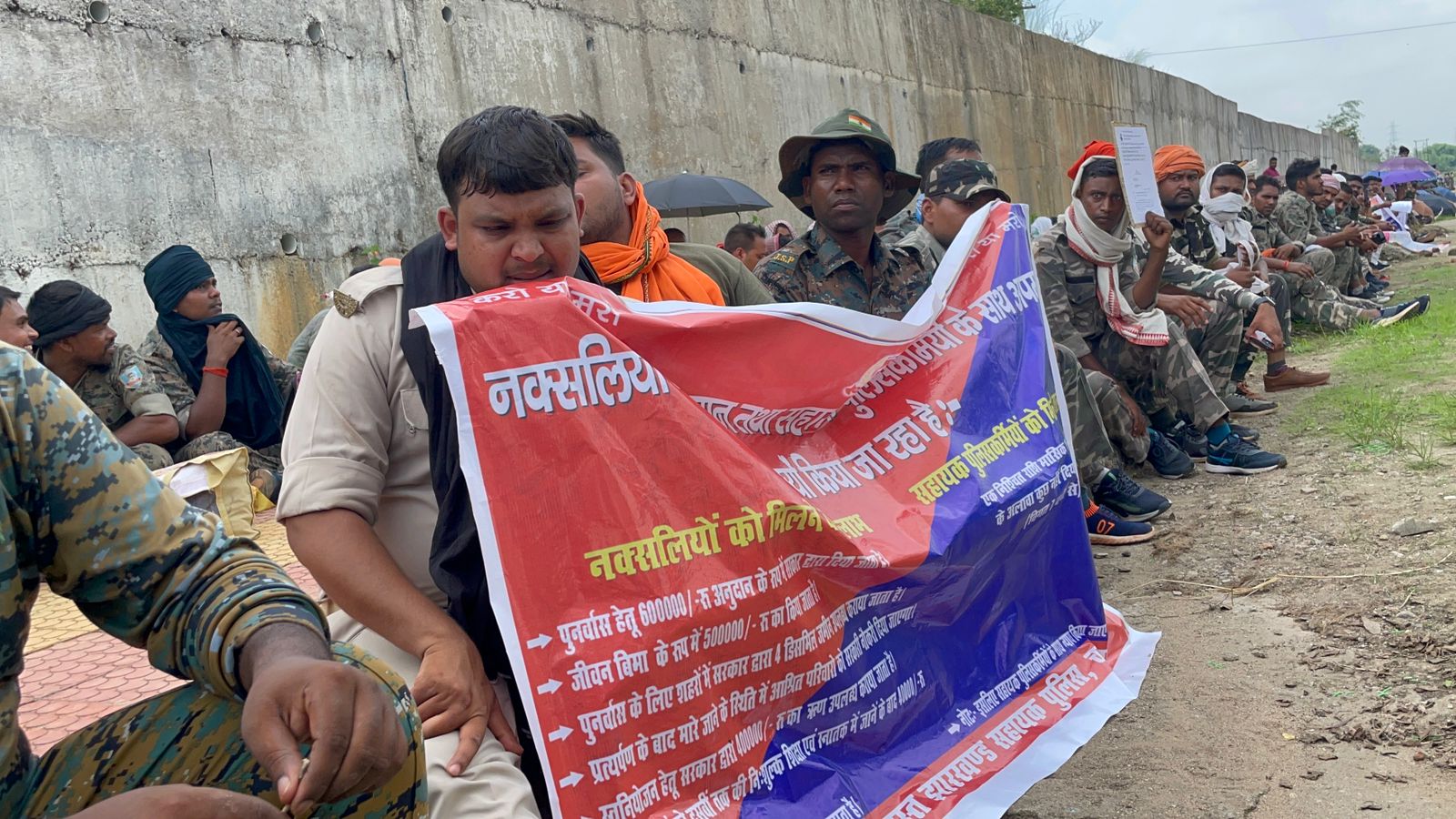 रांची : वर्दी-ए-इंसाफ का पोस्टर लेकर विधानसभा परिसर पहुंचे 2200 सहायक पुलिस कर्मी