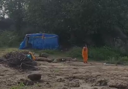 जंगल में तंबू गाड़कर रहने को मजबूर महिला, नहीं मिला रहा सरकारी योजनाओं को लाभ