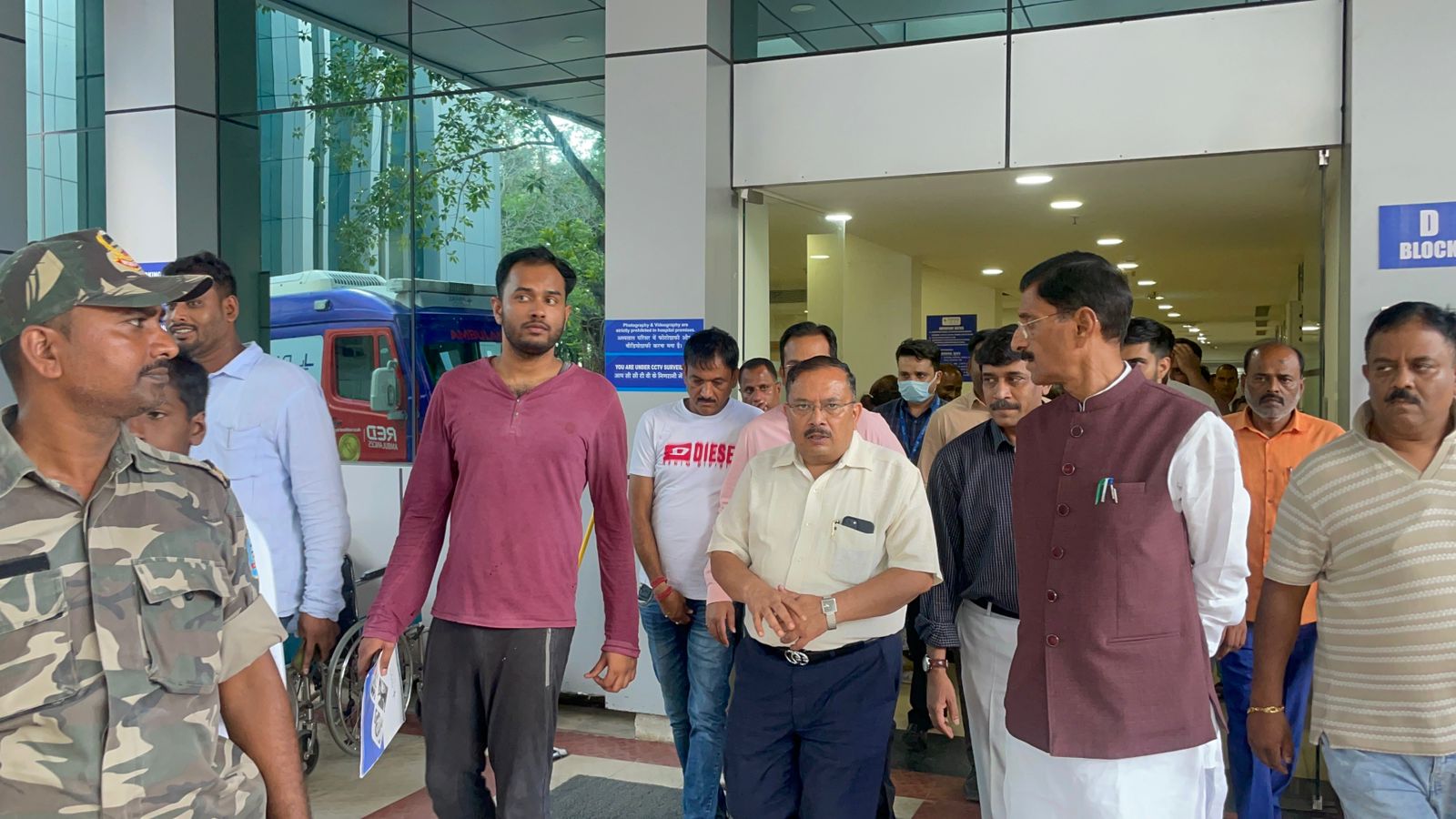 पार्षद की हालत में सुधार, सांसद संजय सेठ के प्रयास से वेद प्रकाश को देखने  प्रसिद्ध न्यूरो सर्जन डॉ संजय पहुंचे पारस अस्पताल