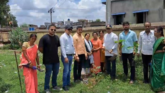 भाजपा नेता व पूर्व डीआईजी राजीव रंजन सिंह ने एक पेड़ मां के नाम अभियान के तहत किया पौधारोपण