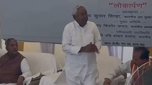 बिहार : सीएम नीतीश ने भरी सभा में इंजीनियरस के जोड़ें हाथ, कहा काम पूरा करवा दो पैर भी जोड़ लेंगे