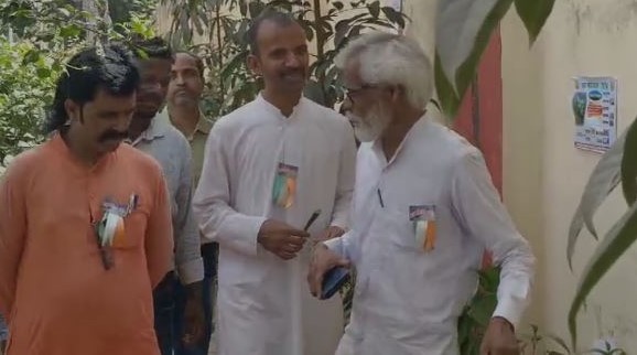 गुमला का एक शख्स जो  पेड़ पौधों के बीच बीता रहें अपना जीवन, बता रहे पेड़ पोधों के फायदे  