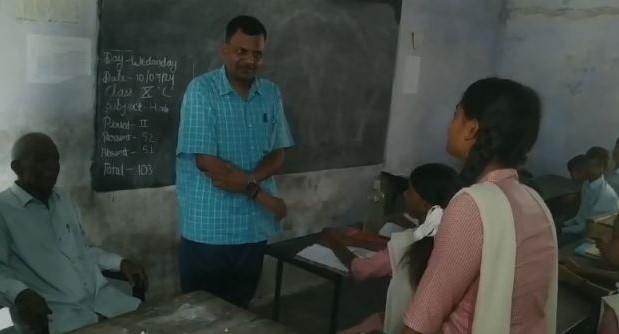 डॉ. लम्बोदर महतो ने स्कूली बच्चों को पढ़ाया जिंदगी में आगे बढ़ने का फलसफा