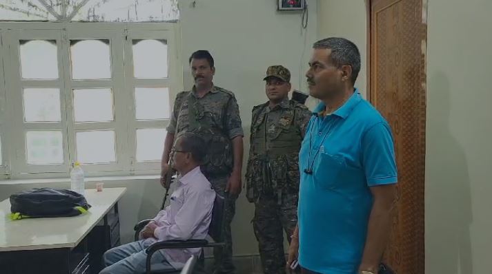 जमीन की दस्तावेज बनाने के लिए अंचल का कर्मचारी मांगा था रिश्वत, एसीबी ने किया रंगे हाथ गिरफ्तार