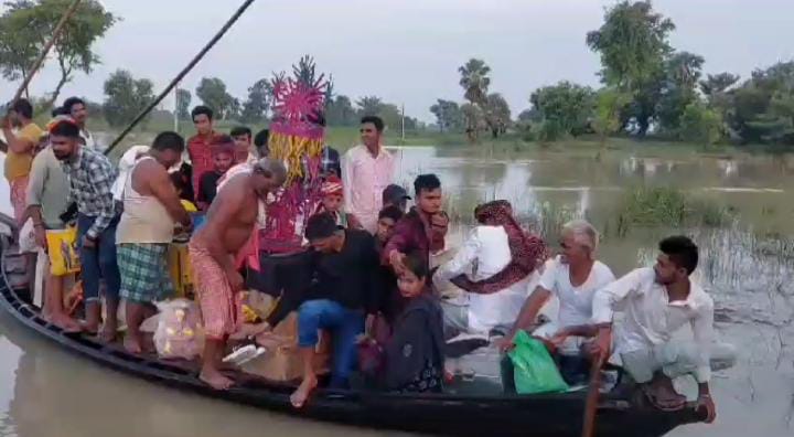 बिहार के गोपालगंज में निकली अनोखी बारात! घोड़ी और कार छोड़ नाव पर सवार हुए दुल्हे साहब, वजह जान आप रह जायेंगे हैरान 