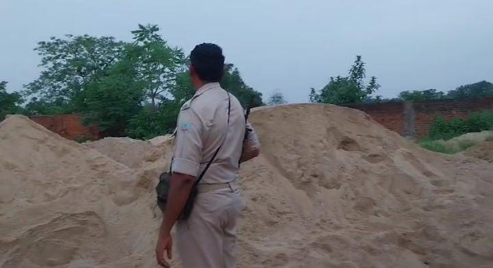 जमशेदपुर:अवैध गिट्टी बालू भंडारण के खिलाफ एसडीएम की बड़ी कार्रवाई, भारी मात्रा में अवैध गिट्टी, बालू जब्त
