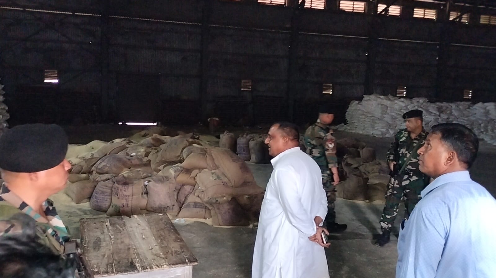 कौन खा रहा गरीबों का अनाज! गोदाम पहुंचें मंत्री करने लगे बोरी का वजन तो मिला कम चावल, देखिए वीडियो